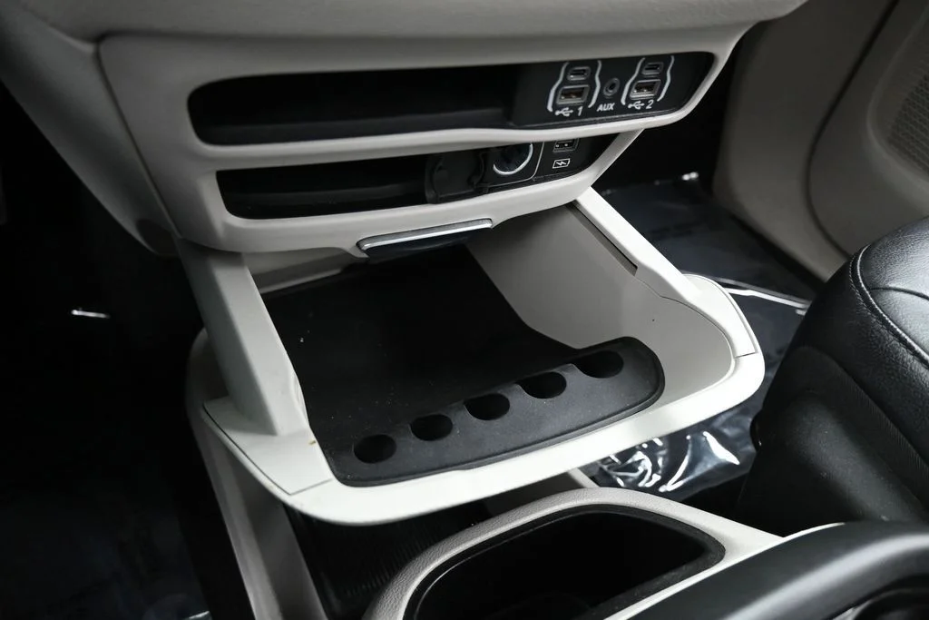 Used 2022 Ceramic Gray Clearcoat Chrysler Touring L image 26