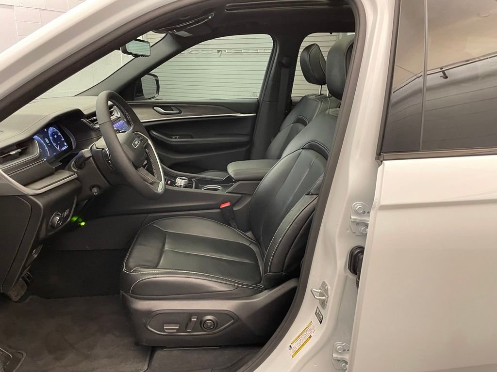 New 2025 Bright White Clear-Coat Exterior Paint Jeep Limited image 18