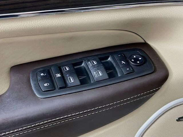 Used 2020 Brown Jeep Summit image 9