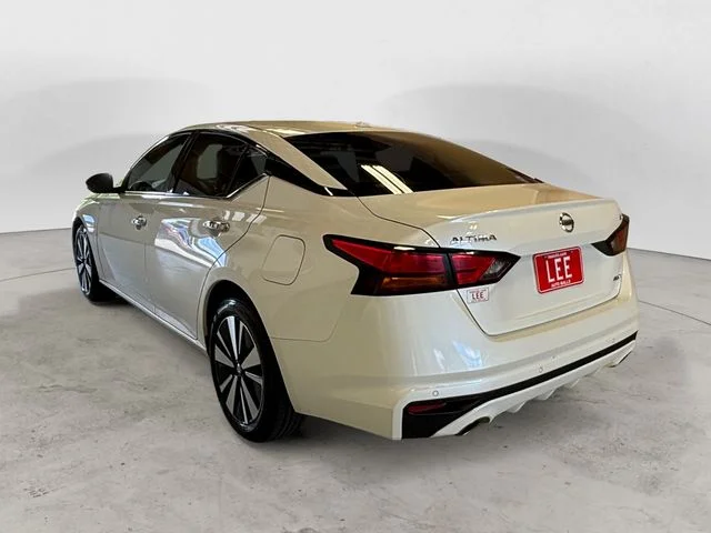 Used 2020 White Nissan 2.5 SL image 3
