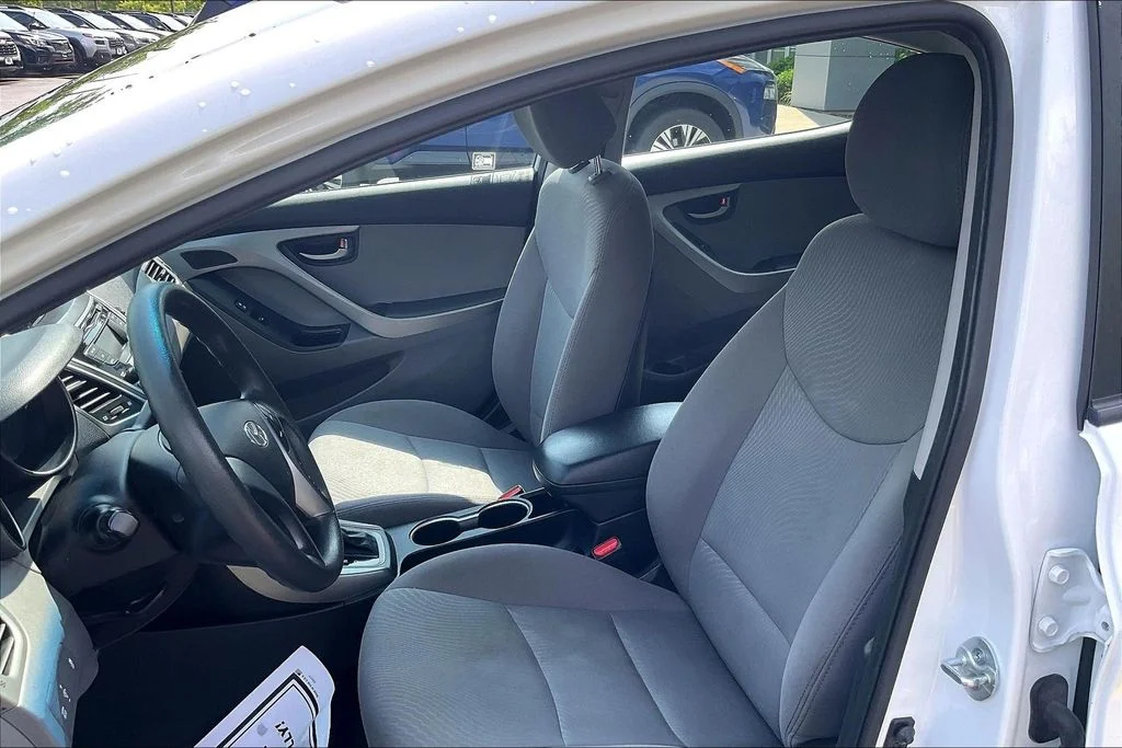 Used 2015 White Hyundai SE image 28