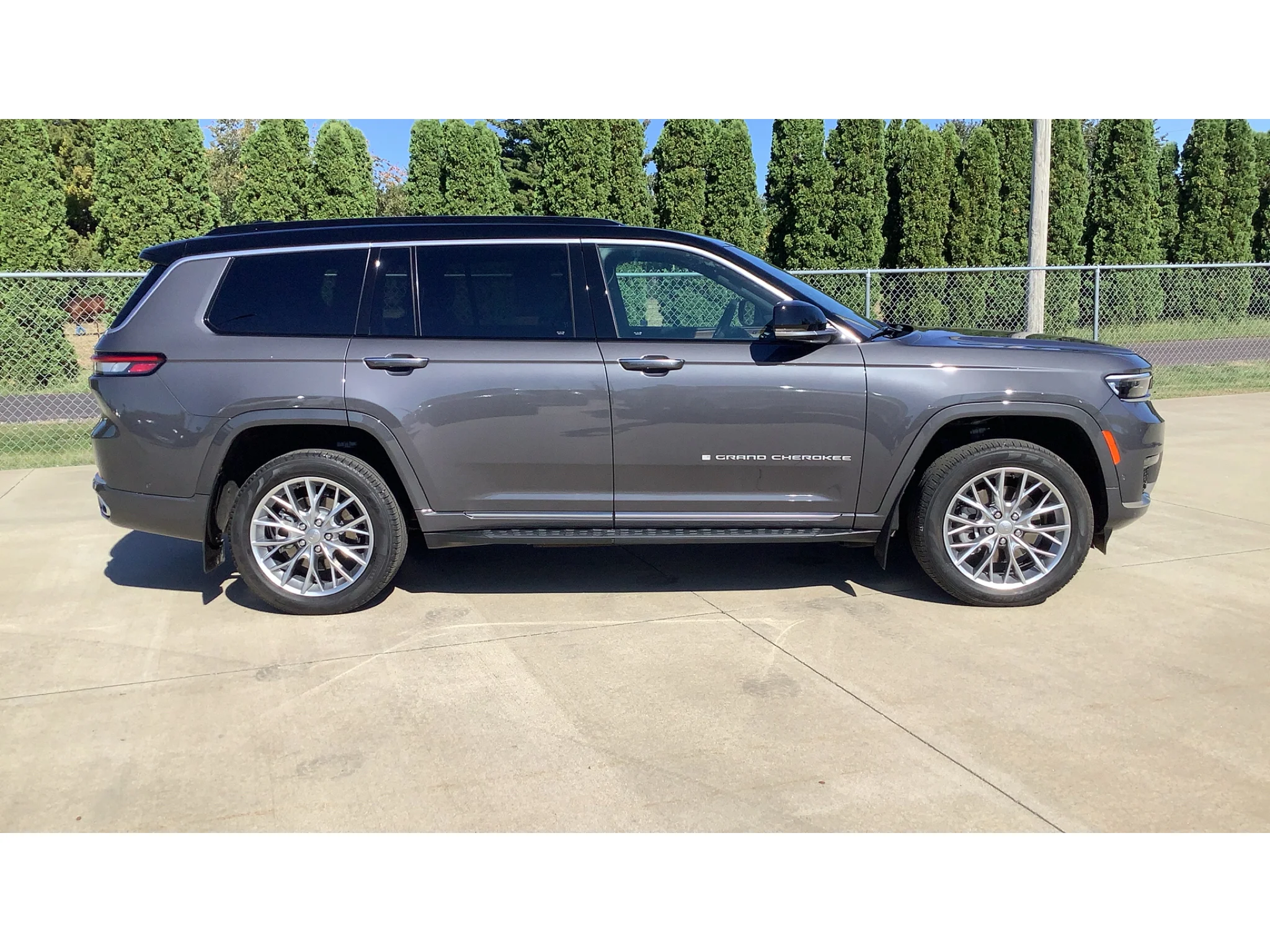Used 2025 Metallic Jeep Summit image 3