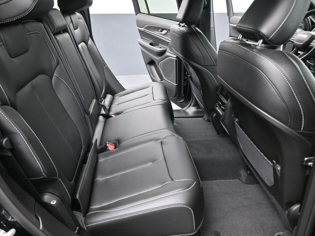 New 2026 Diamond Black Crystal Pearl-Coat Exterior Paint Jeep Limited image 24