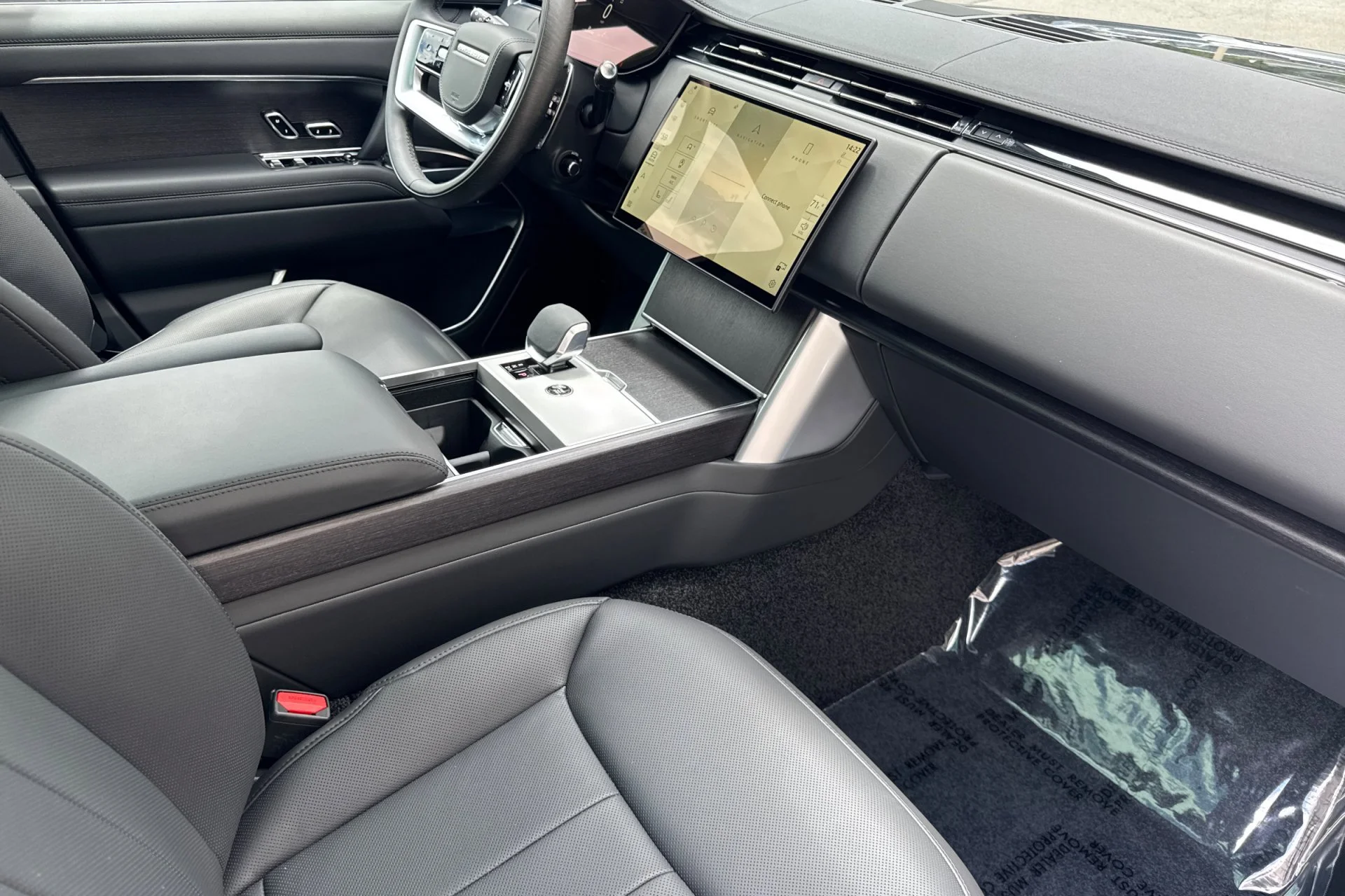 New 2026 SANTORINI BLACK Land Rover SE image 18