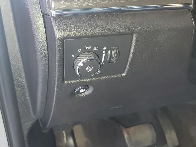 Used 2016 Silver Jeep Limited image 8