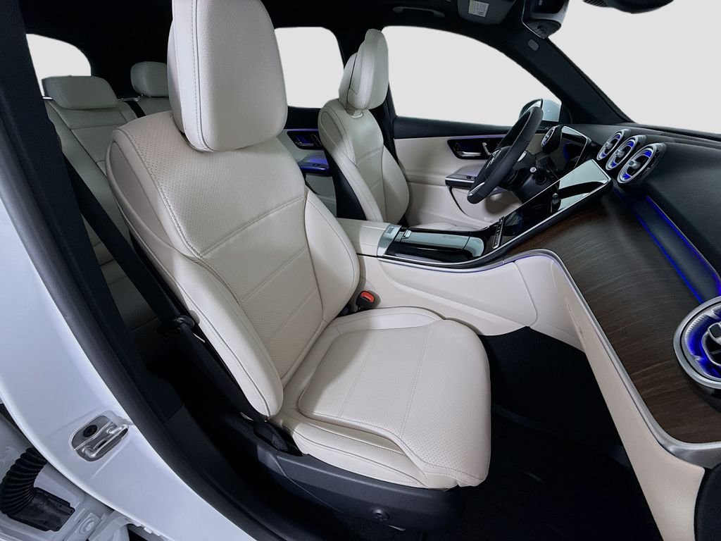 New 2026 MANUFAKTUR Moonlight White Metallic Mercedes-Benz GLC 300 image 29