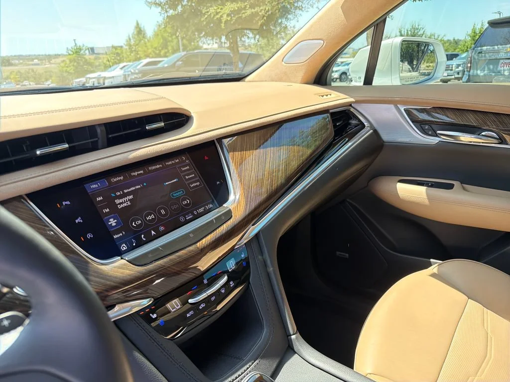 Used 2020 CRYSTAL WHITE TRICOAT Cadillac AWD Premium Luxury image 24