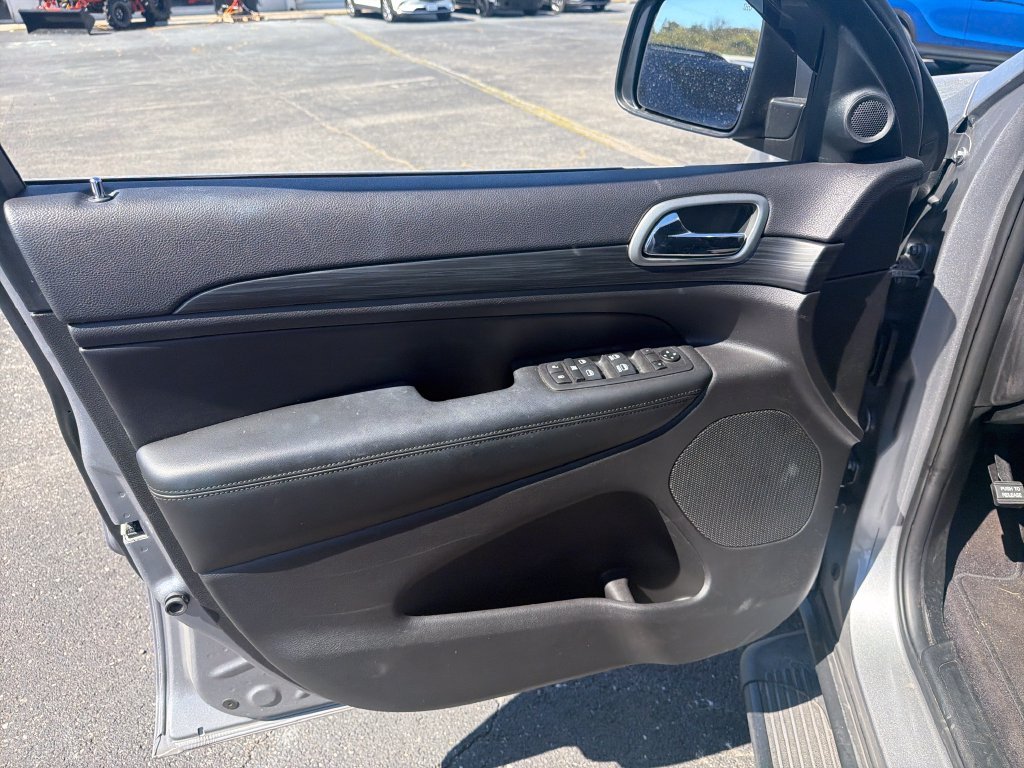 Used 2019 Silver Jeep Laredo E image 12