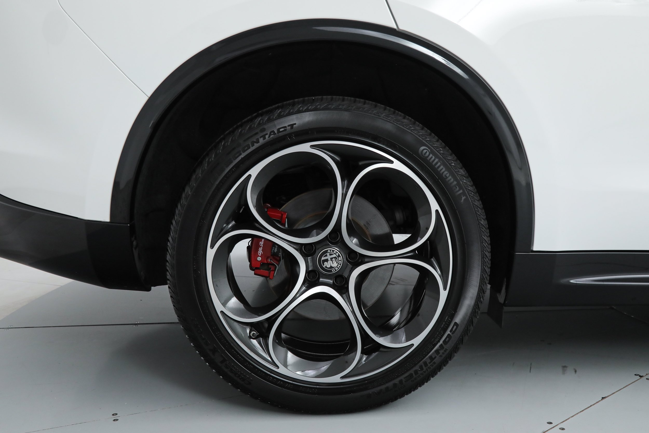 New 2025 Milano White Exterior Paint Alfa Romeo  image 21