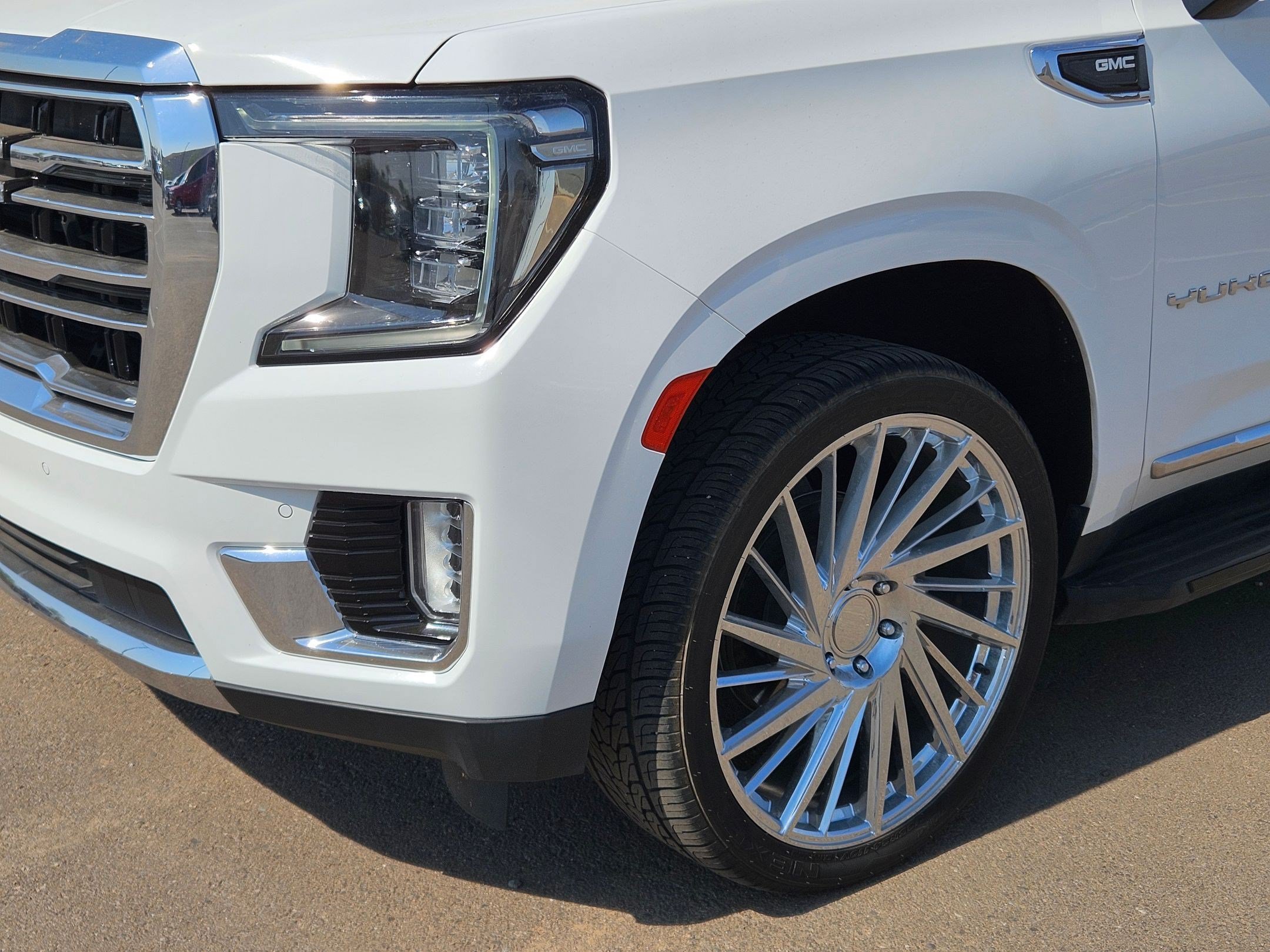 Used 2023 SUMMIT WHITE GMC SLT image 11