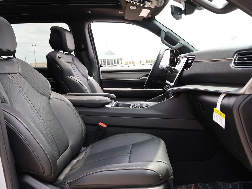 New 2026 Silver-Zynith Exterior Paint Jeep  image 9