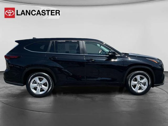 2025 Toyota Highlander LE - Photo 38