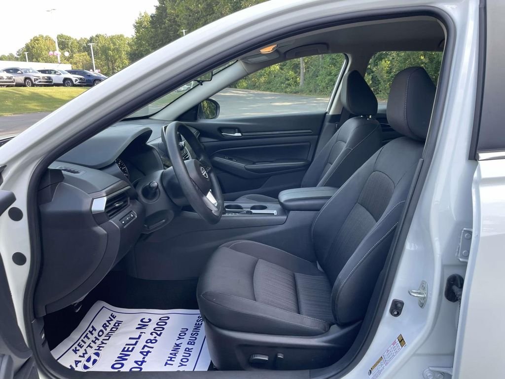 Used 2025 White Nissan 2.5 SV image 15