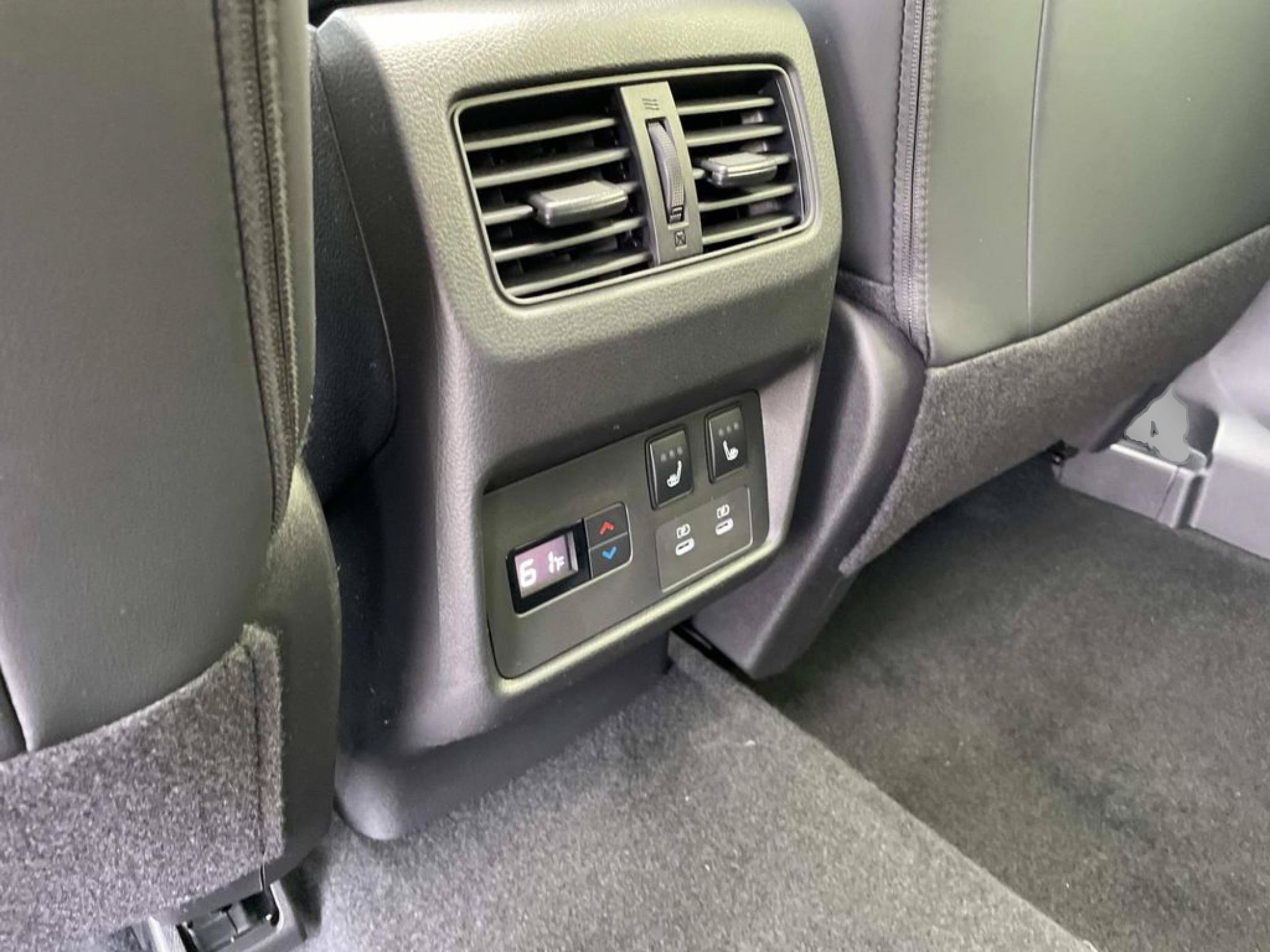 New 2026 Champagne Silver Metallic / Super Black Two-tone Nissan Platinum image 10