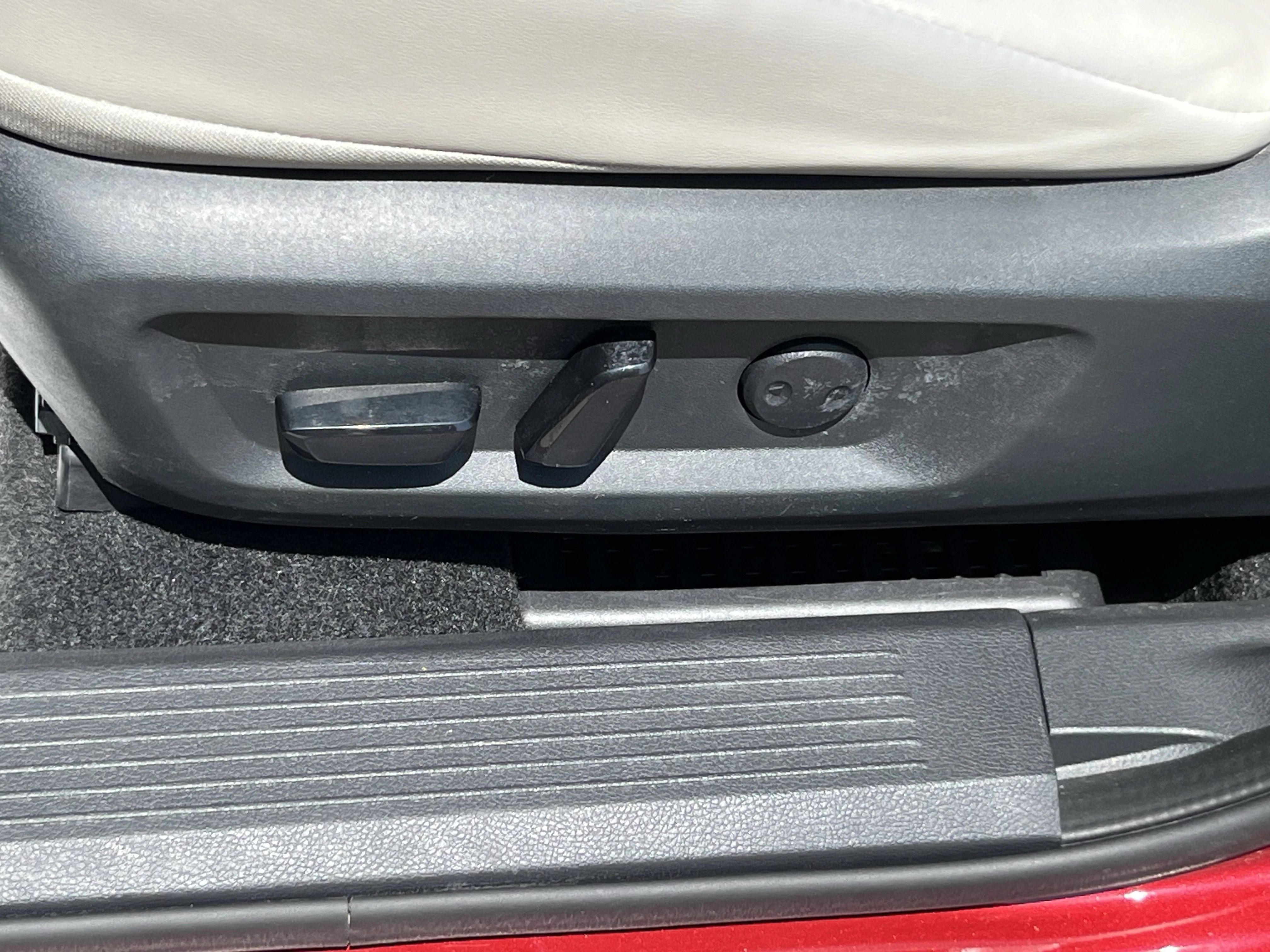 Used 2023 Scarlet Nissan SV image 17