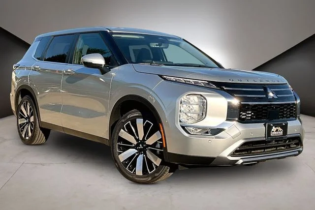 New 2026 Silver Mitsubishi SE image 2