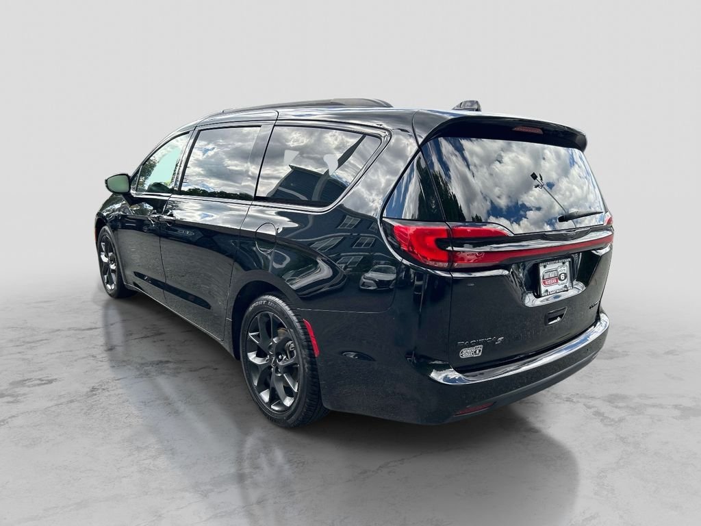 Used 2025 Black Chrysler Limited image 3