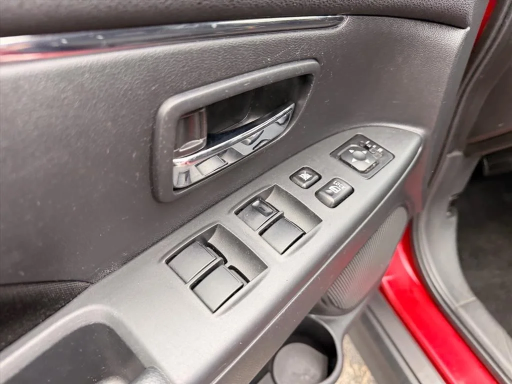 Used 2023 Red Mitsubishi  image 18