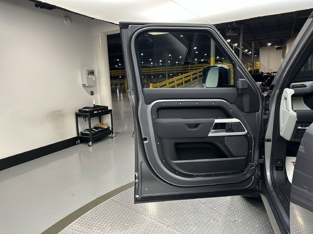 Used 2023 Eiger Gray Metallic Land Rover S image 4