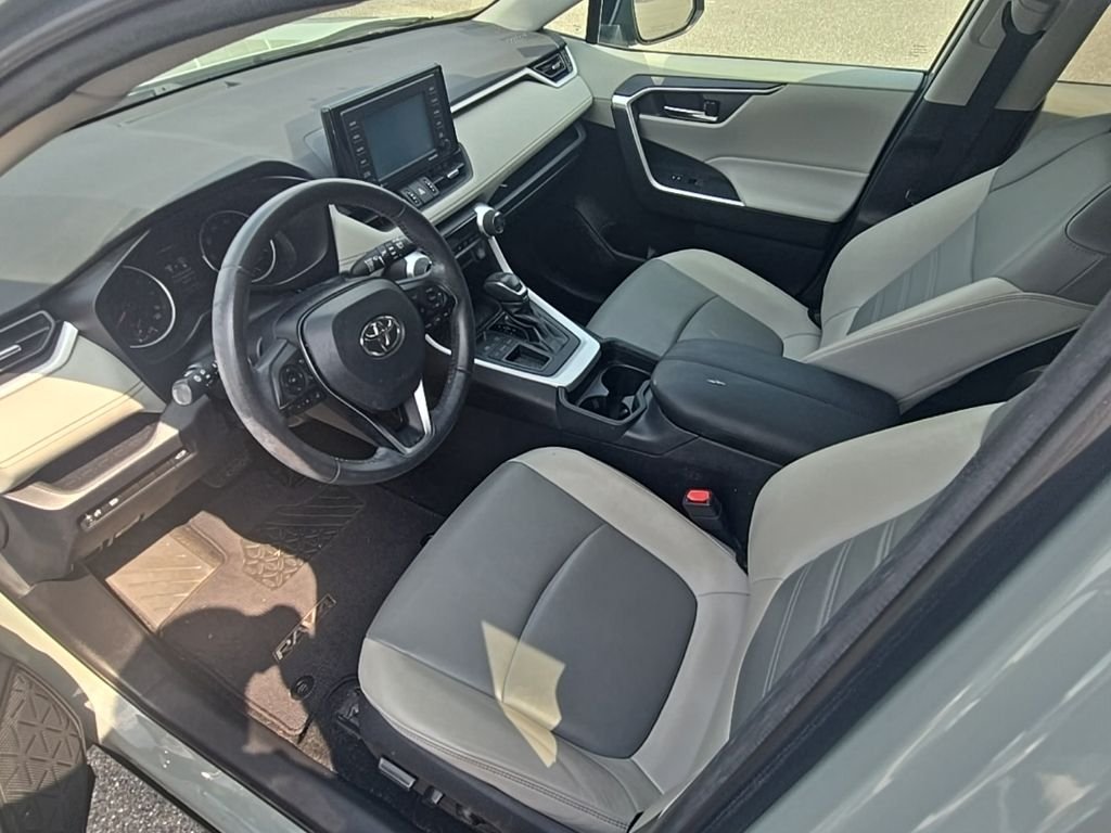 Used 2020  Toyota XLE Premium image 12