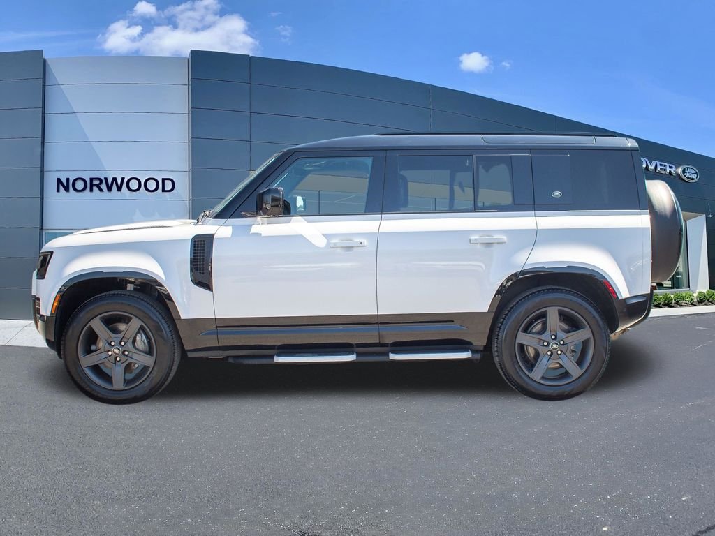 Used 2023 White Land Rover X-Dynamic SE image 7