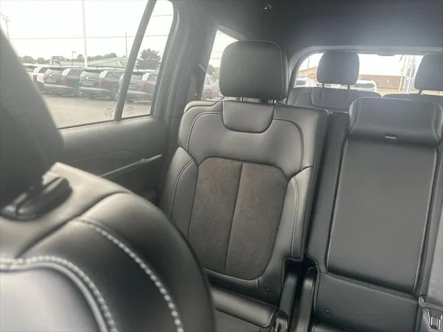 New 2026 Bright White Clear-Coat Exterior Paint Jeep Laredo image 12