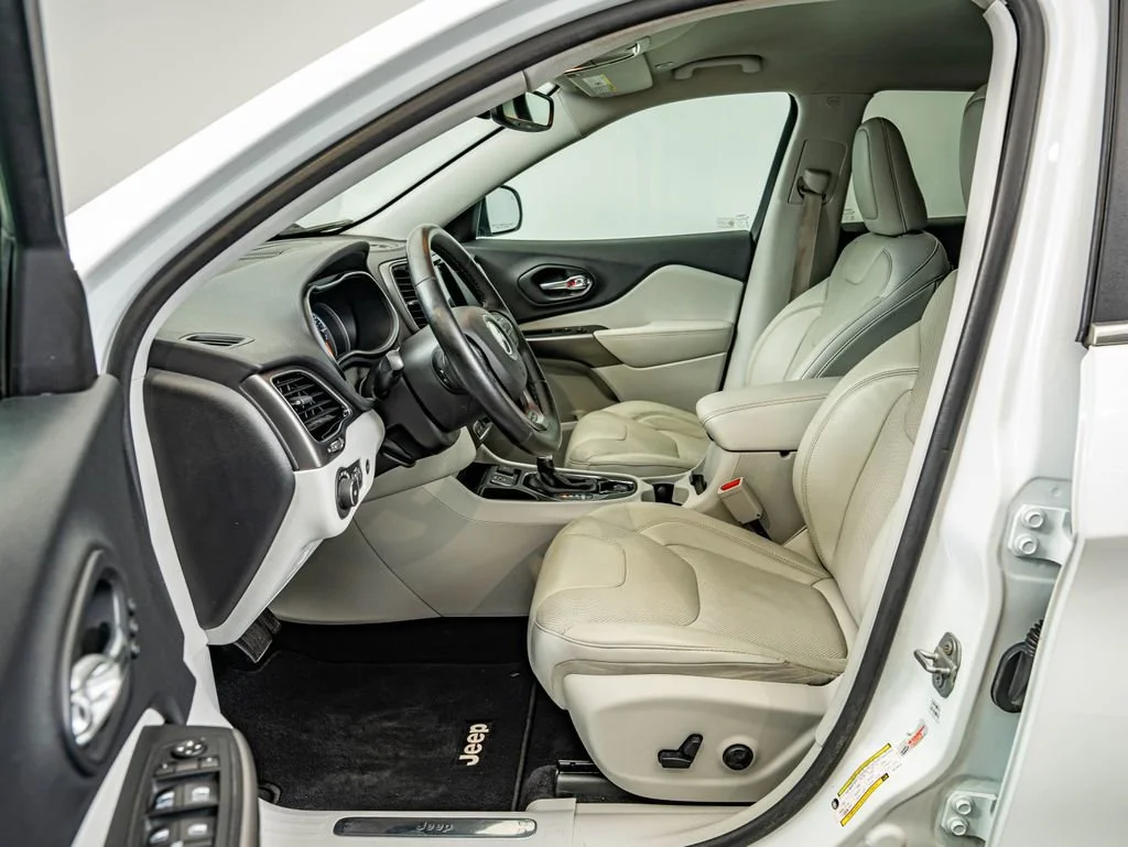 Used 2019 Bright White Clearcoat Jeep Limited image 31