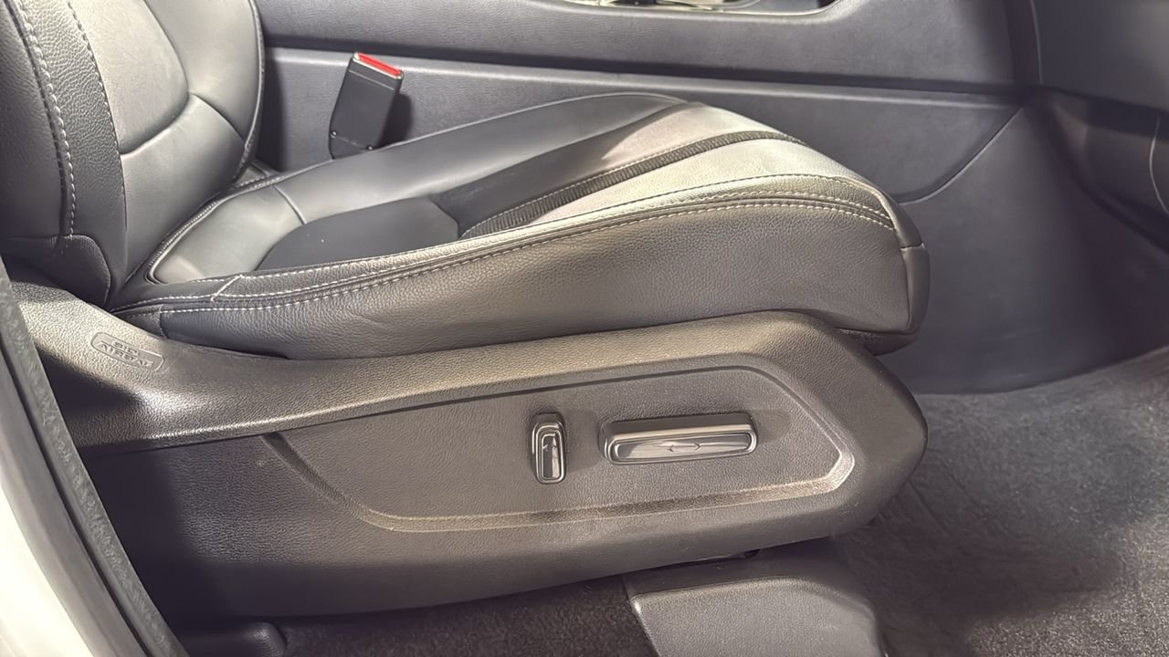Used 2023 White Honda EX-L image 21