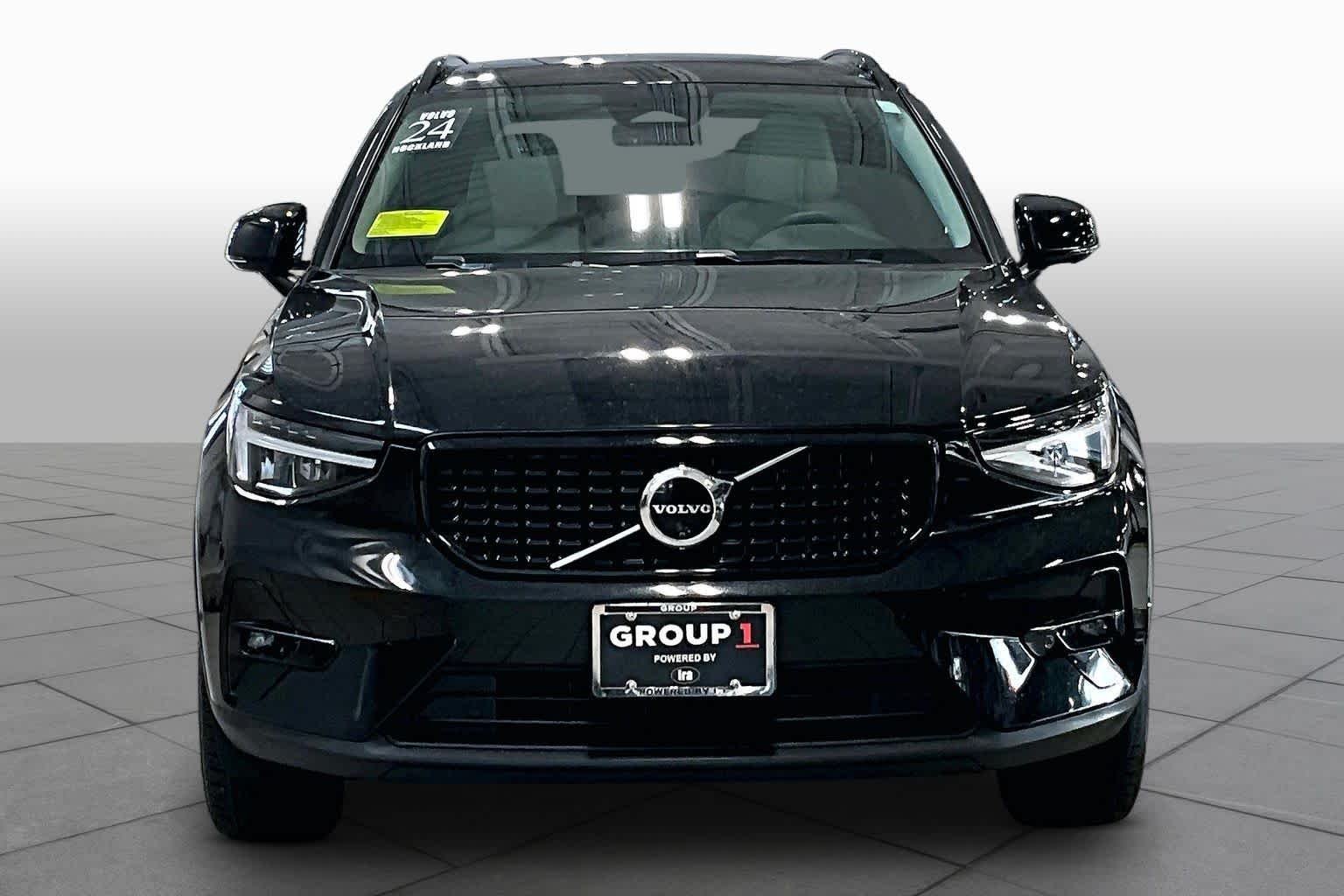 Used 2024 Onyx Black Metallic Volvo Plus Dark Theme image 4
