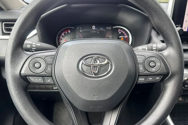 2025 Toyota RAV4 XLE - Photo 27