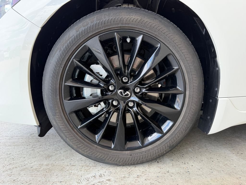 Used 2023 White INFINITI LUXE image 13