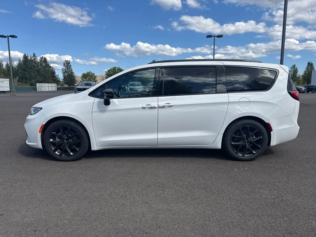 Used 2025 Bright White Clearcoat Chrysler Limited image 4