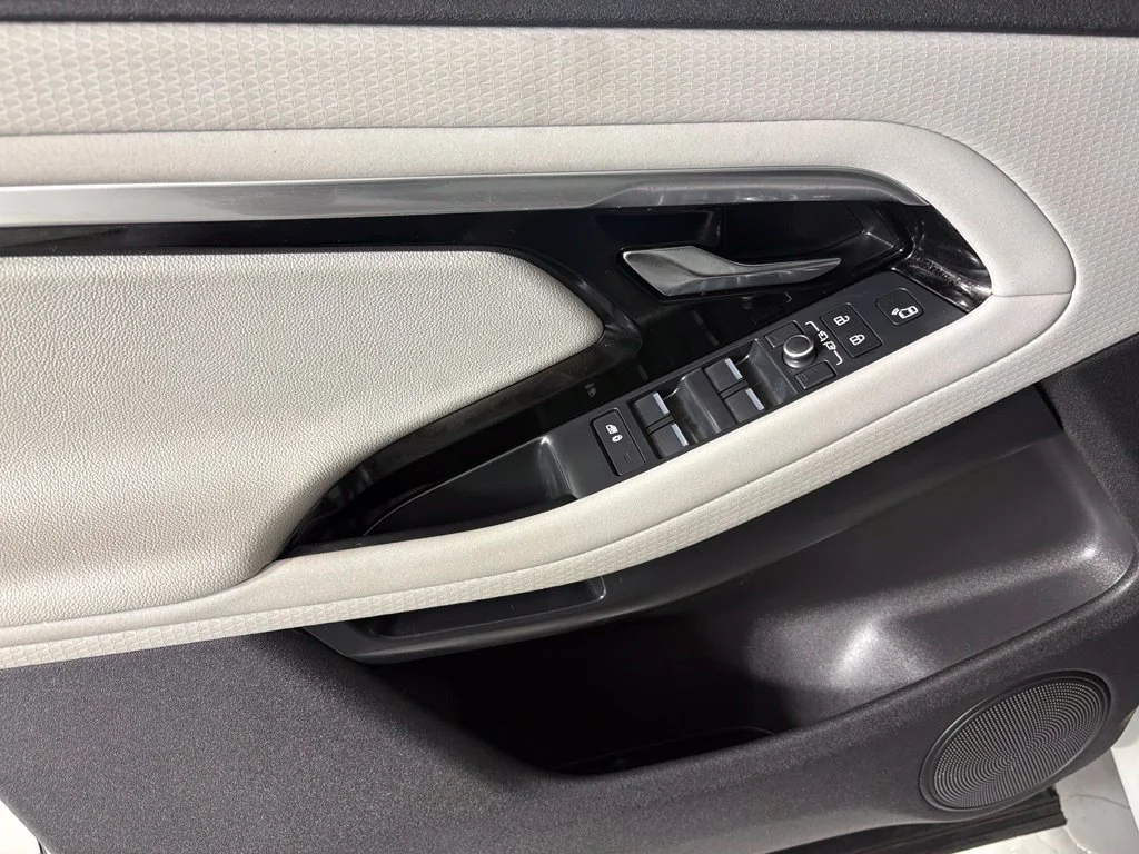 Used 2022 Silver Land Rover Dynamic image 20