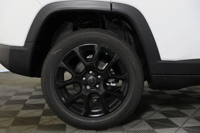 New 2026 Bright White Clear-Coat Exterior Paint Jeep Latitude image 29