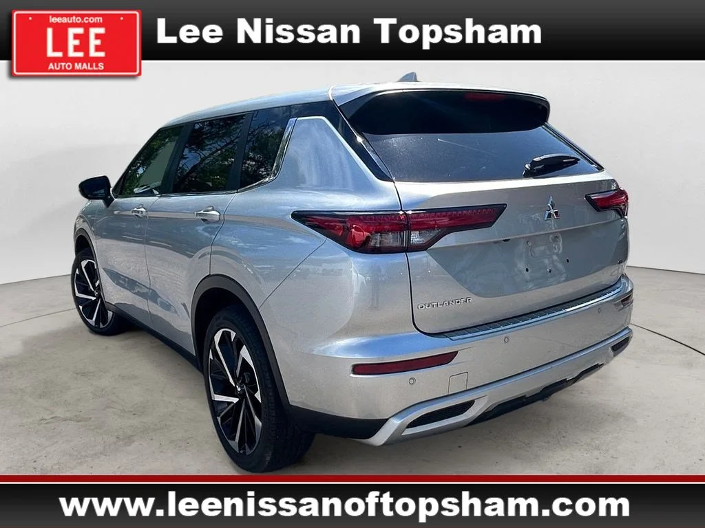Used 2022 Silver Mitsubishi SE image 3