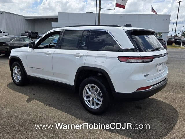 New 2026 Bright White Clear-Coat Exterior Paint Jeep Laredo image 9