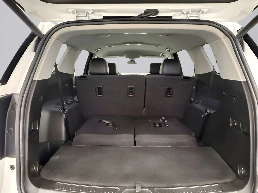 Used 2023 White GMC SLT image 28