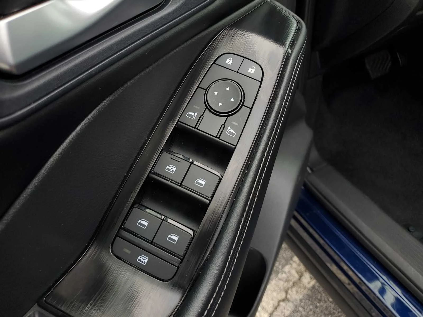 Used 2025 Deep Ocean Blue Pearl Nissan SV image 17
