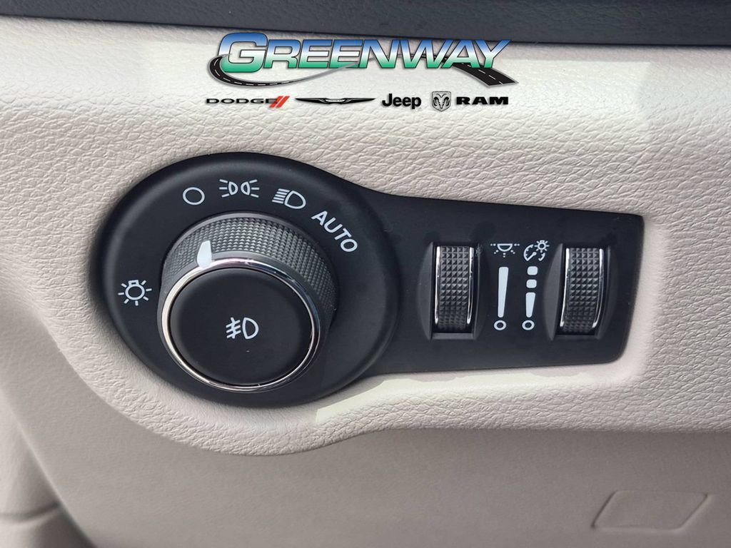 Used 2023 Brilliant Black Crystal Pearlcoat Chrysler Touring L image 18