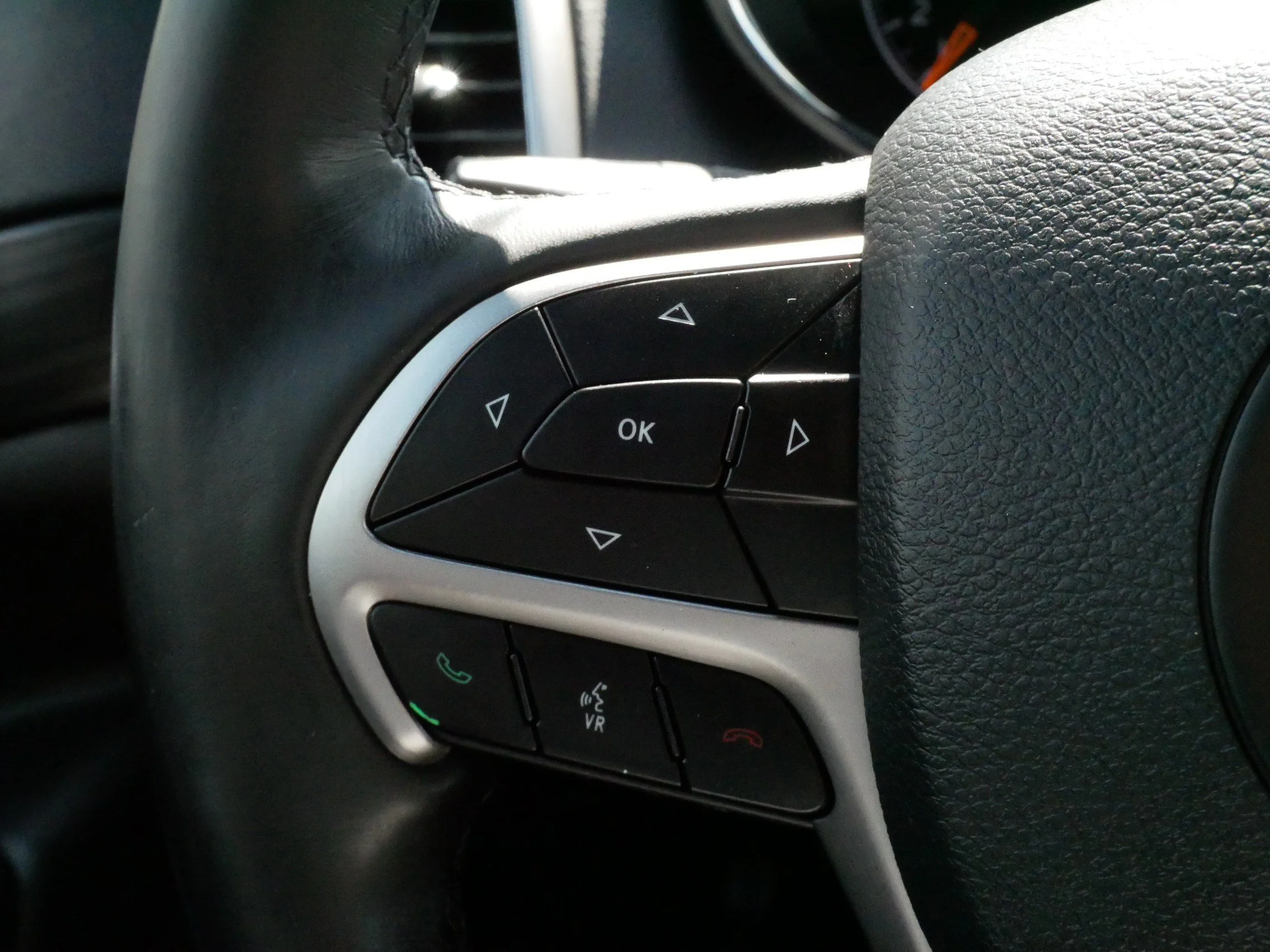 Used 2019 Billet Silver Metallic Clearcoat Jeep Altitude image 26