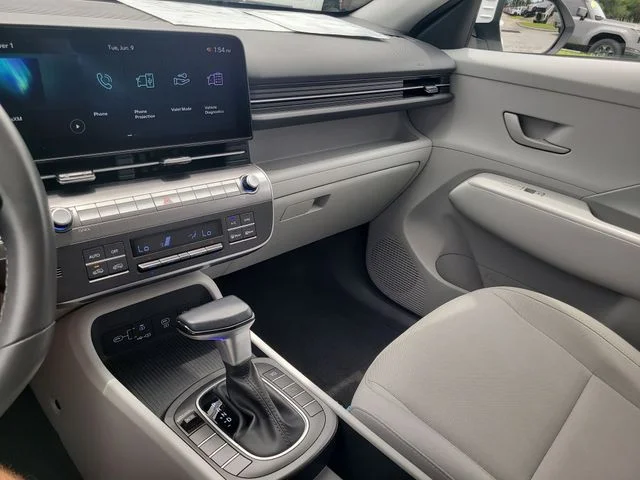 Used 2025 White Hyundai SEL image 21
