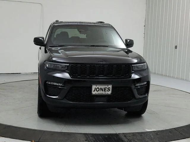 New 2025 Diamond Black Crystal Pearl-Coat Exterior Paint Jeep Limited image 2