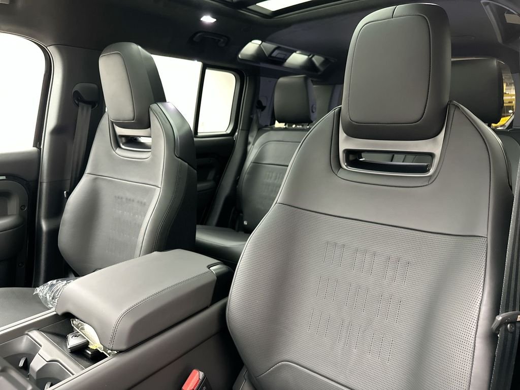 New 2026 Narvik Black Land Rover OCTA image 18