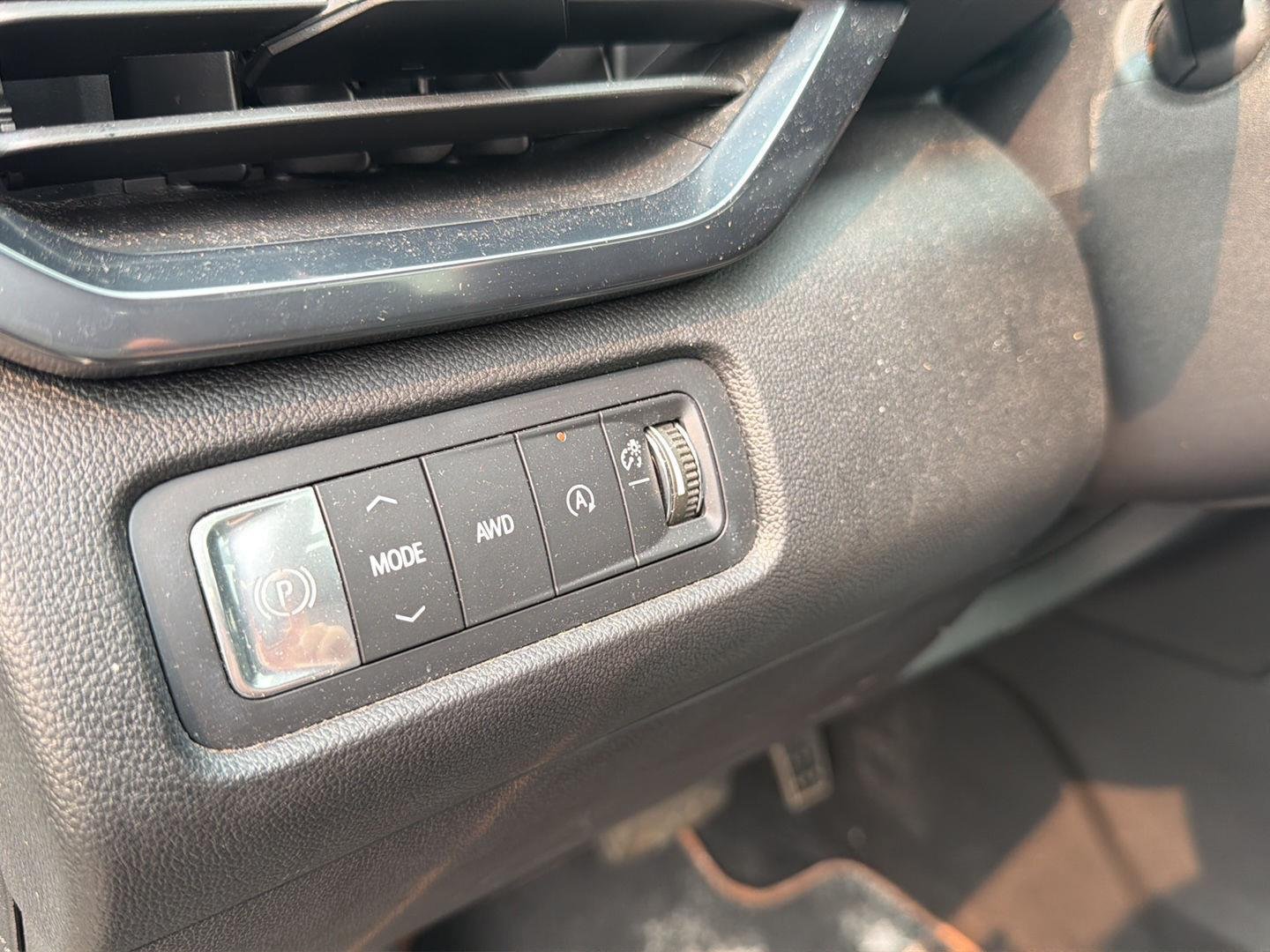 Used 2025 Summit White GMC AWD AT4 image 19
