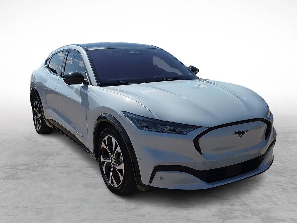 Used 2022 White Ford Premium image 1
