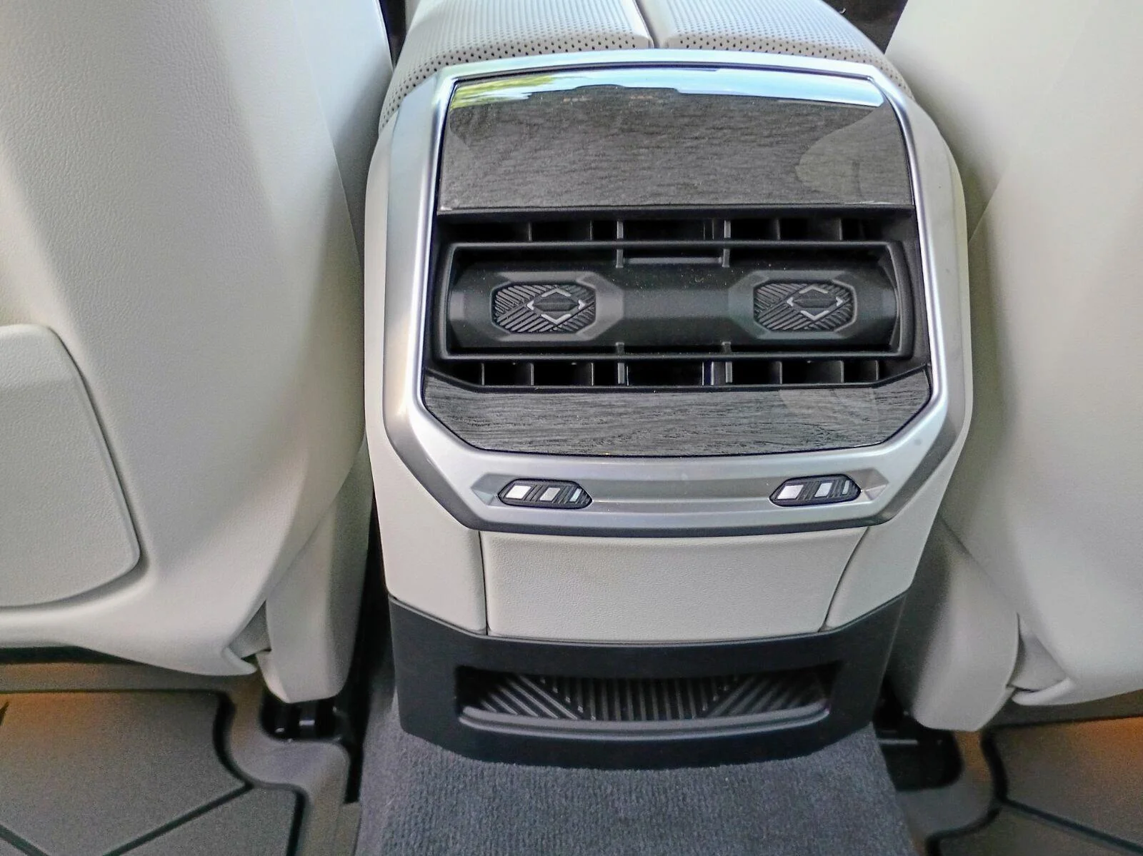 Used 2025 Mineral White Metallic BMW 760i xDrive image 13