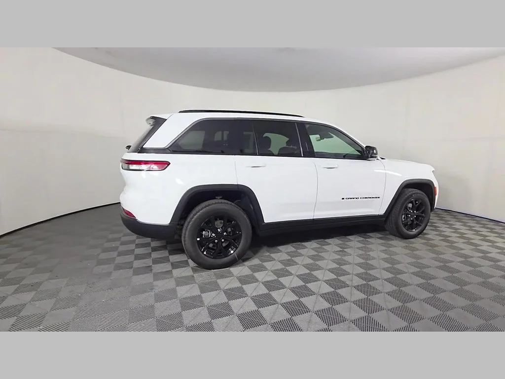 New 2026 Bright White Clear-Coat Exterior Paint Jeep Laredo Altitude image 23