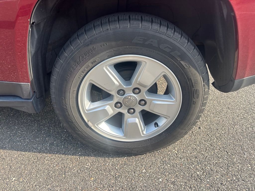 Used 2016 Red Jeep Latitude image 11