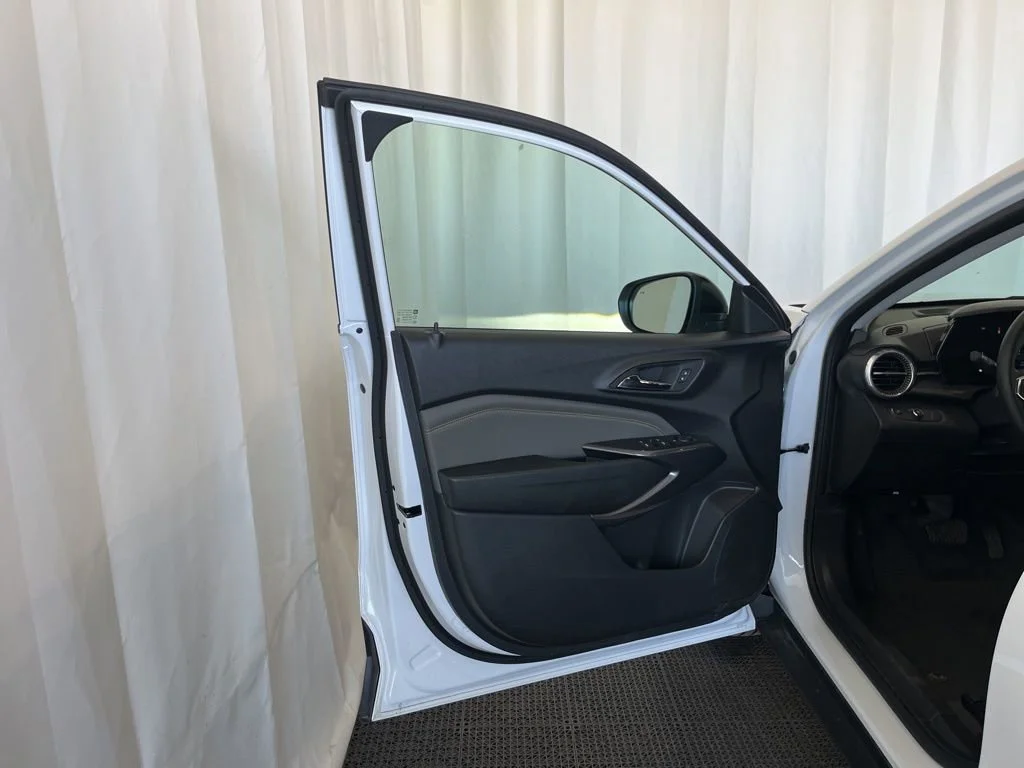New 2025 Summit White Chevrolet ACTIV image 17
