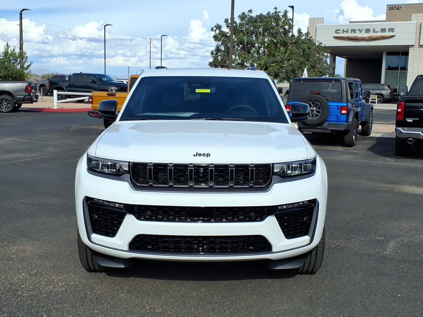 New 2027 Bright White Clear-Coat Paint Jeep Limited Reserve image 2
